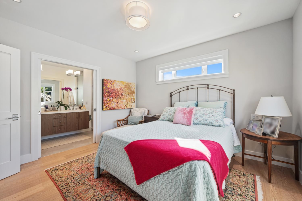 Walk-In Closet Photo of 1 123 W 14 Avenue, Vancouver, BC