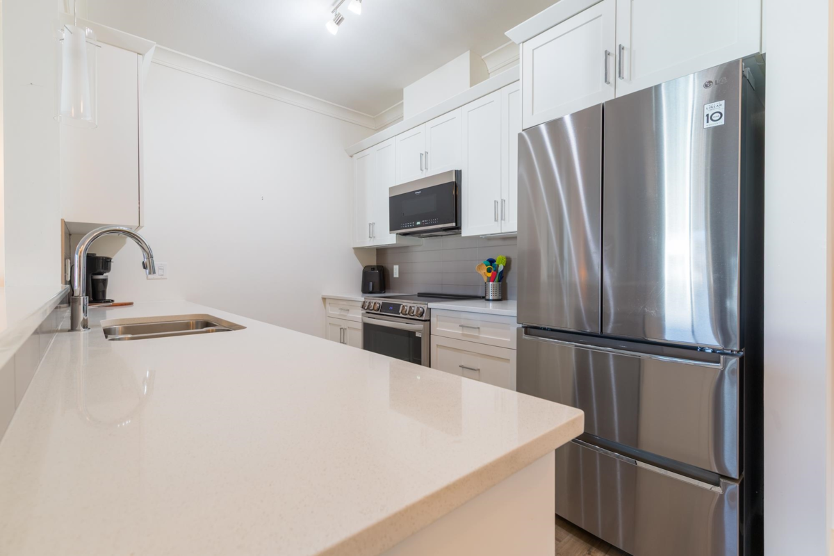 Kitchen Island Photo of 408 45630 Spadina Avenue, Chilliwack, BC