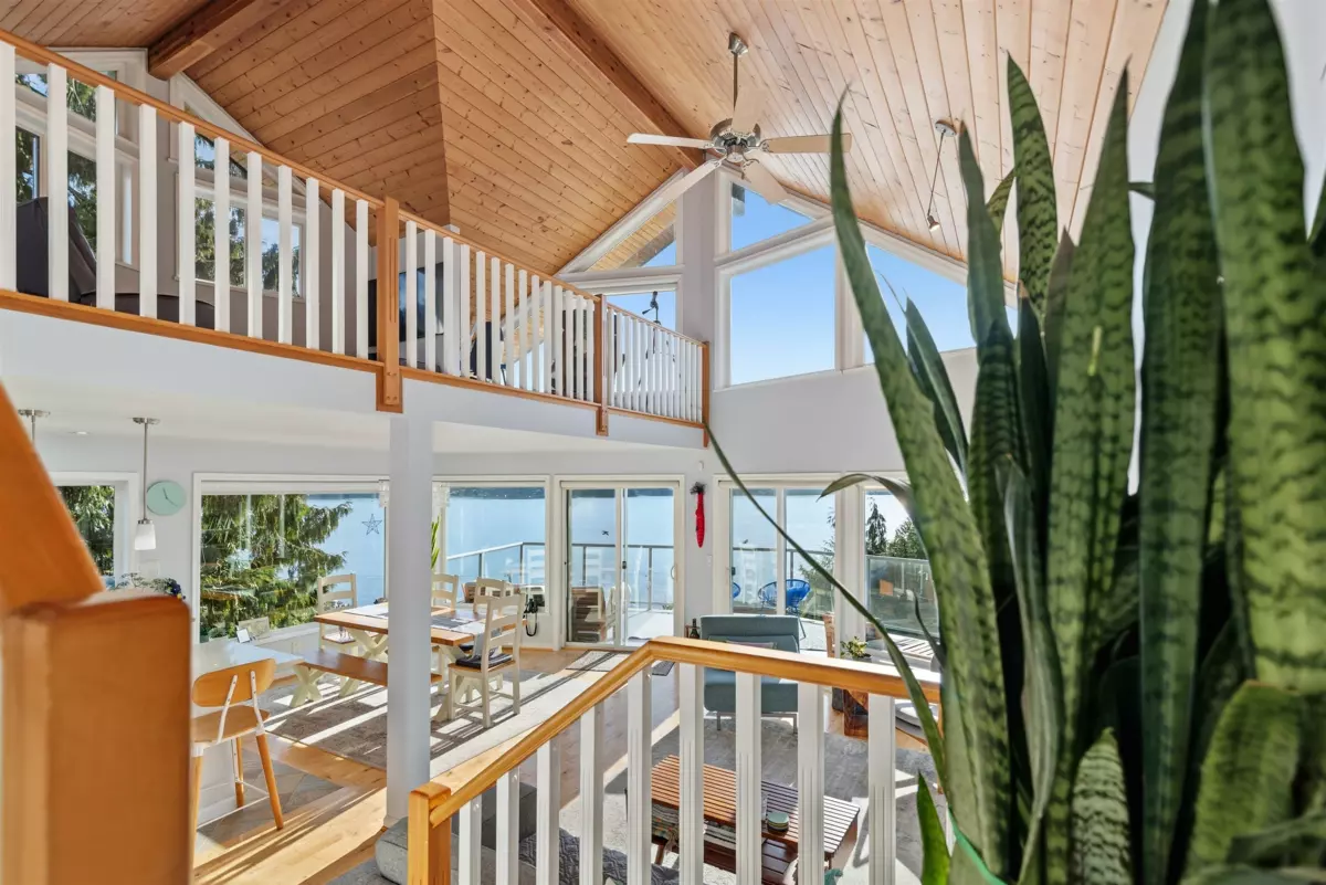 Powder Room Photo of 481 Central Avenue, Gibsons, BC