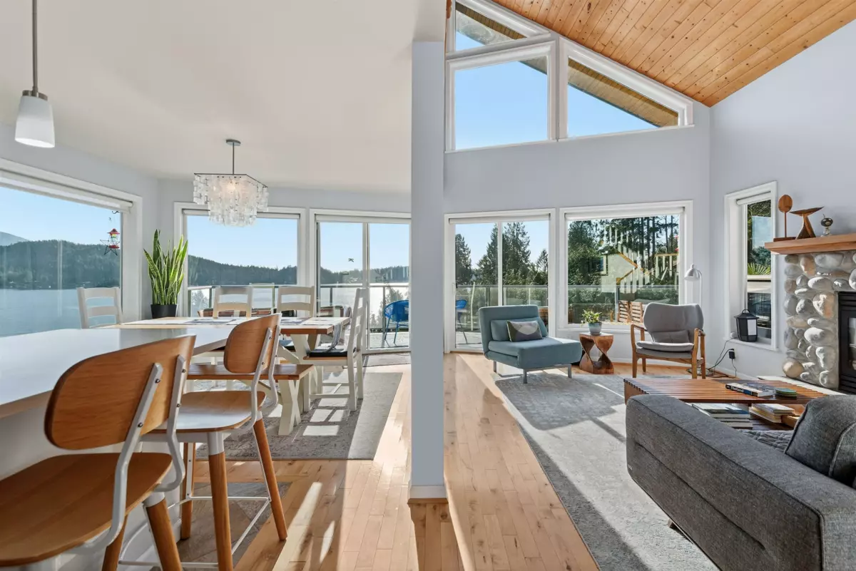 Primary Bathroom Photo of 481 Central Avenue, Gibsons, BC