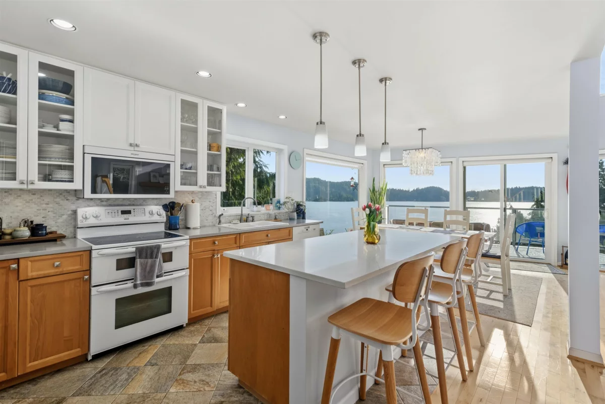 Walk-In Closet Photo of 481 Central Avenue, Gibsons, BC