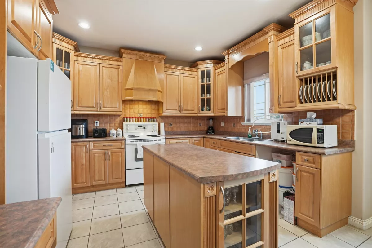 Primary Bathroom Photo of 6593 125a Street, Surrey, BC