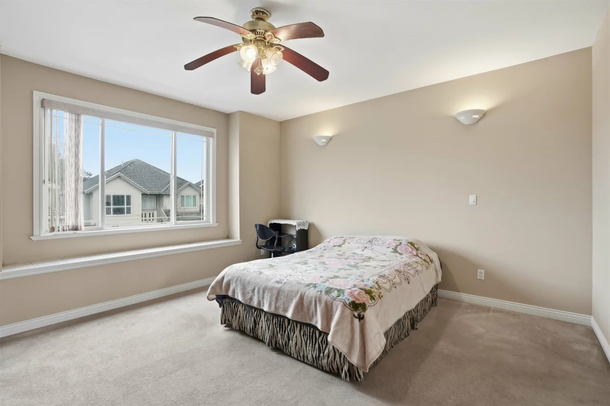 Walk-In Closet Photo of 6593 125a Street, Surrey, BC