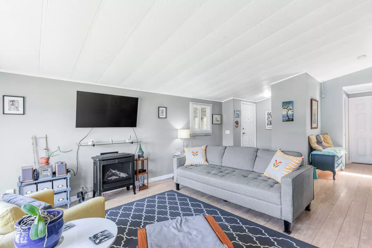 Kitchen Photo of 400A Sundance Crescent, West Vancouver, BC