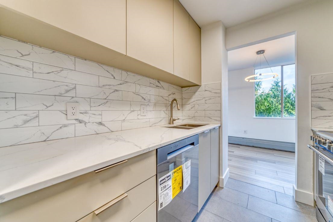 Kitchen Island Photo of 1108 2004 Fullerton Avenue, North Vancouver, BC