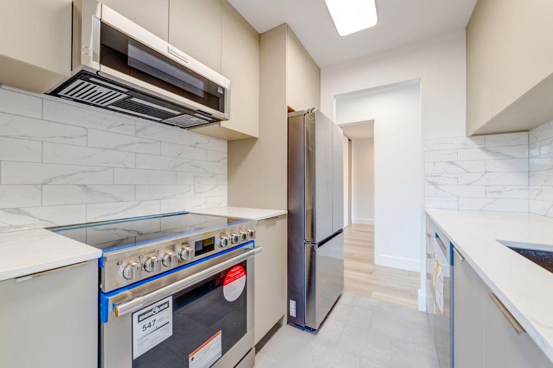 Kitchen Photo of 1108 2004 Fullerton Avenue, North Vancouver, BC