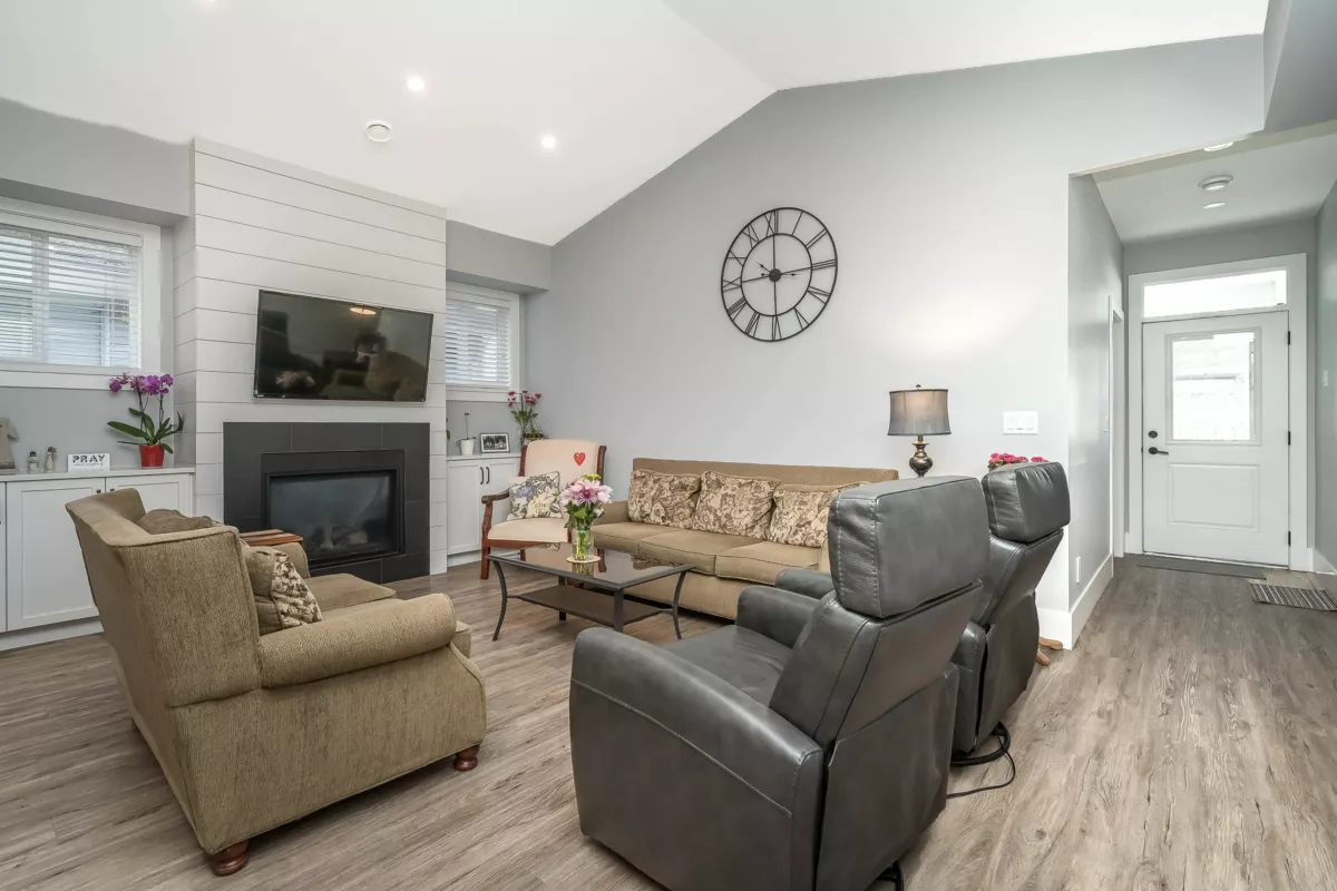 Kitchen Island Photo of 34711 2 Avenue, Abbotsford, BC