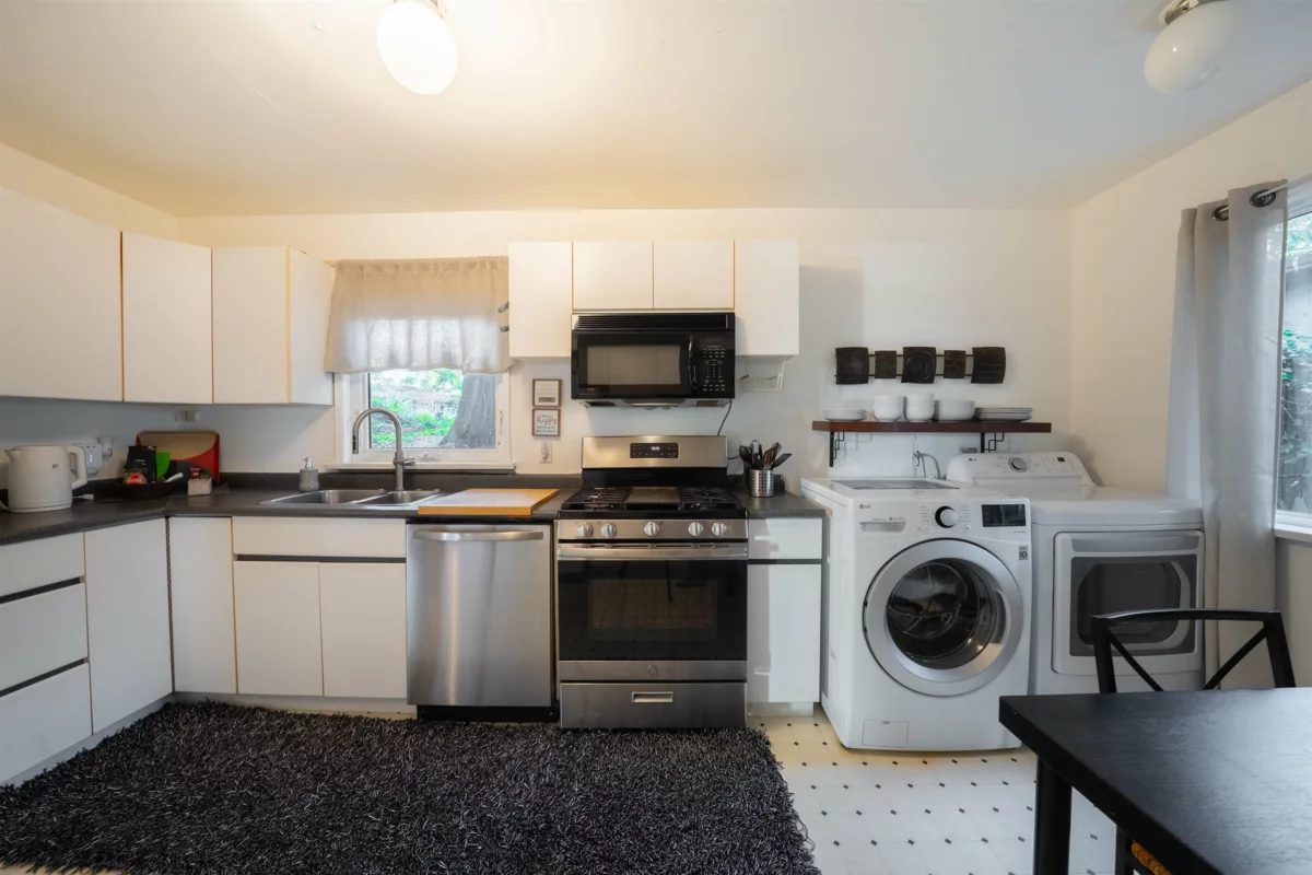 Kitchen Island Photo of 1372 Ottawa Avenue, West Vancouver, BC