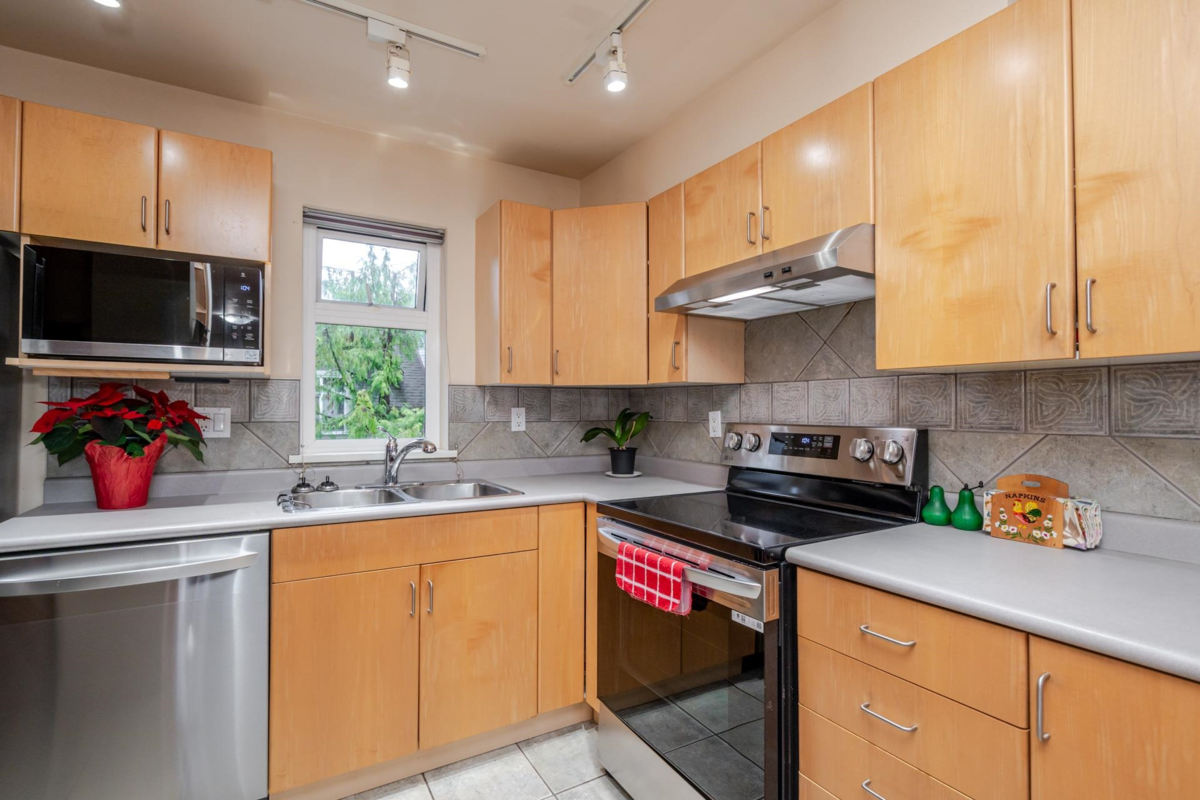 Primary Bedroom Photo of 304 4272 Albert Street, Burnaby, BC