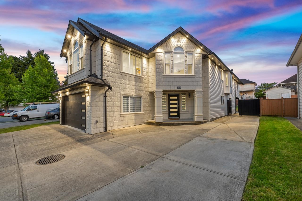 Living Room Photo of 31626 Harmony Court, Abbotsford, BC