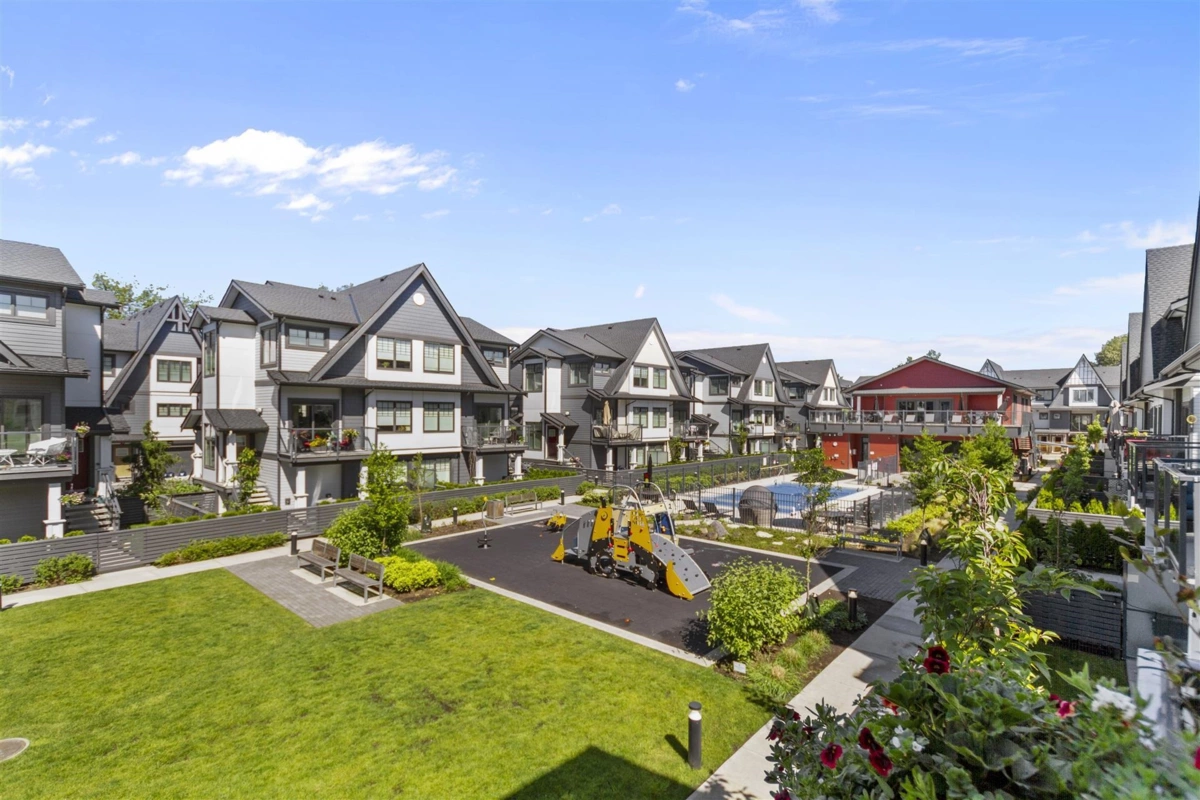 Front Yard Photo of 202 19451 Sutton Avenue, Pitt Meadows, BC