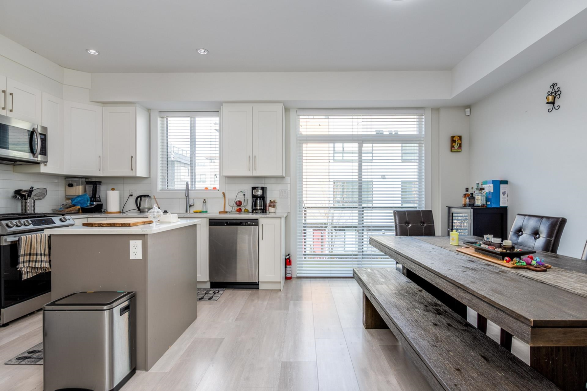 Living Room Photo of 11 19631 55 A Avenue, Langley, BC