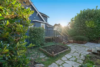 Front Yard Photo of 1073 Clyde Avenue, West Vancouver, BC