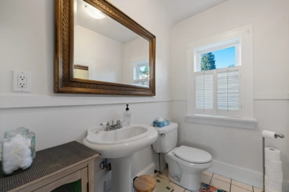 Laundry Room Photo of 1073 Clyde Avenue, West Vancouver, BC