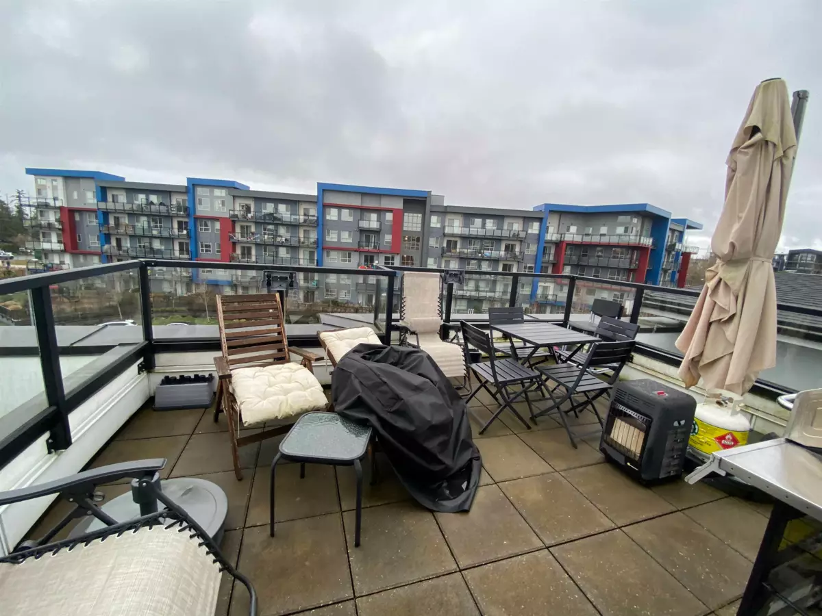 Kitchen Island Photo of 1 5475 199a Street, Langley, BC