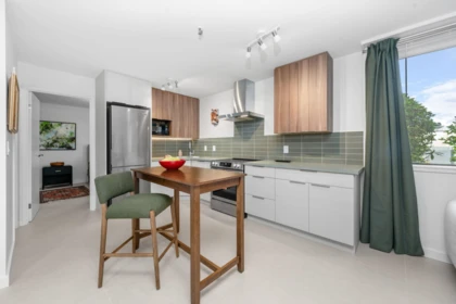 Kitchen Island Photo of 101A 460 14th Street, West Vancouver, BC