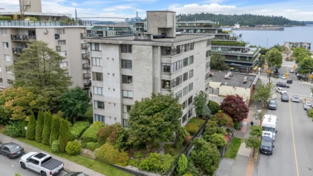 Swimming Pool Photo of 101A 460 14th Street, West Vancouver, BC