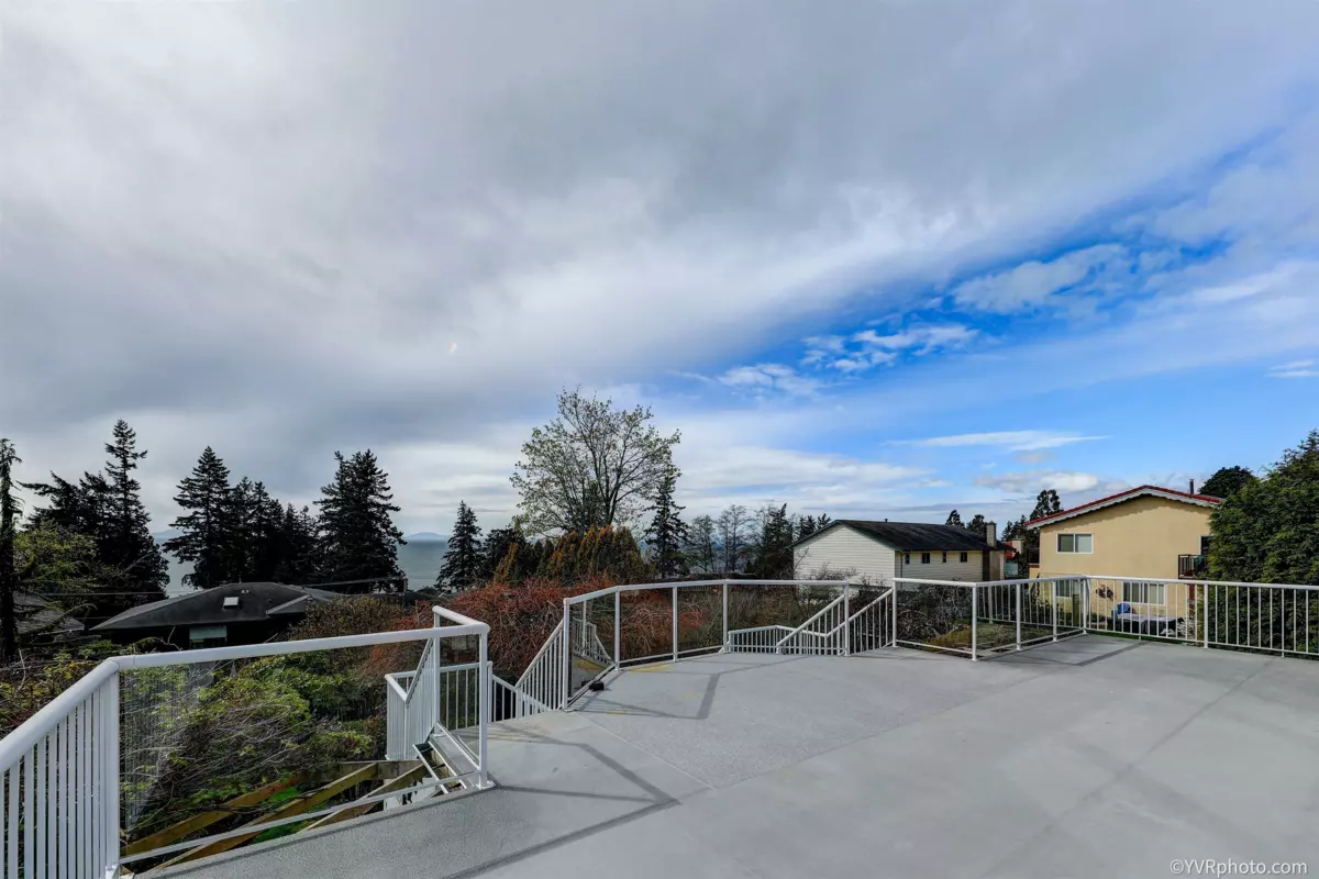Family Room Photo of 1419 133a Street, Surrey, BC