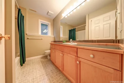 Hallway Photo of 1419 133a Street, Surrey, BC