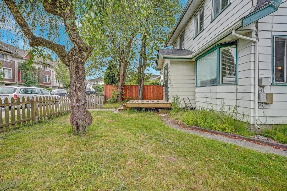 Living Room Photo of 2015 Fraser Avenue, Port Coquitlam, BC