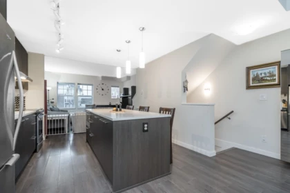 Kitchen Island Photo of 56 32633 Simon Avenue, Abbotsford, BC