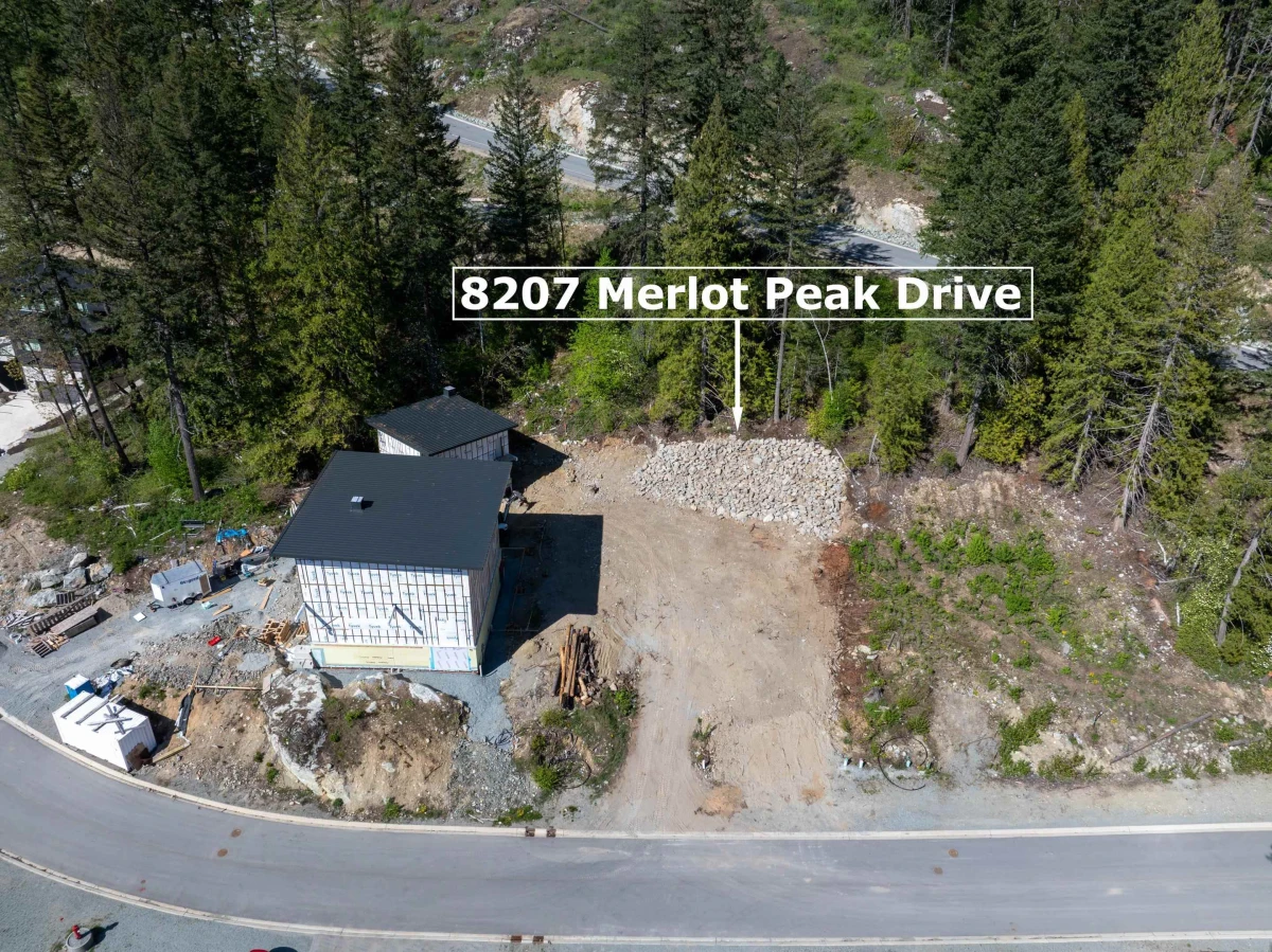 Living Room Photo of 8207 Merlot Peak Drive, Pemberton, BC