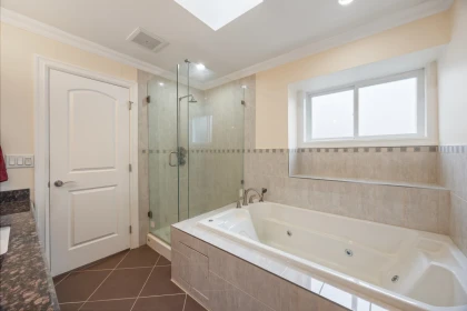 Entry Foyer Photo of 1711 Sixth Avenue, New Westminster, BC
