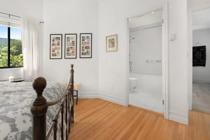 Entry Foyer Photo of 805 W 14th Avenue, Vancouver, BC