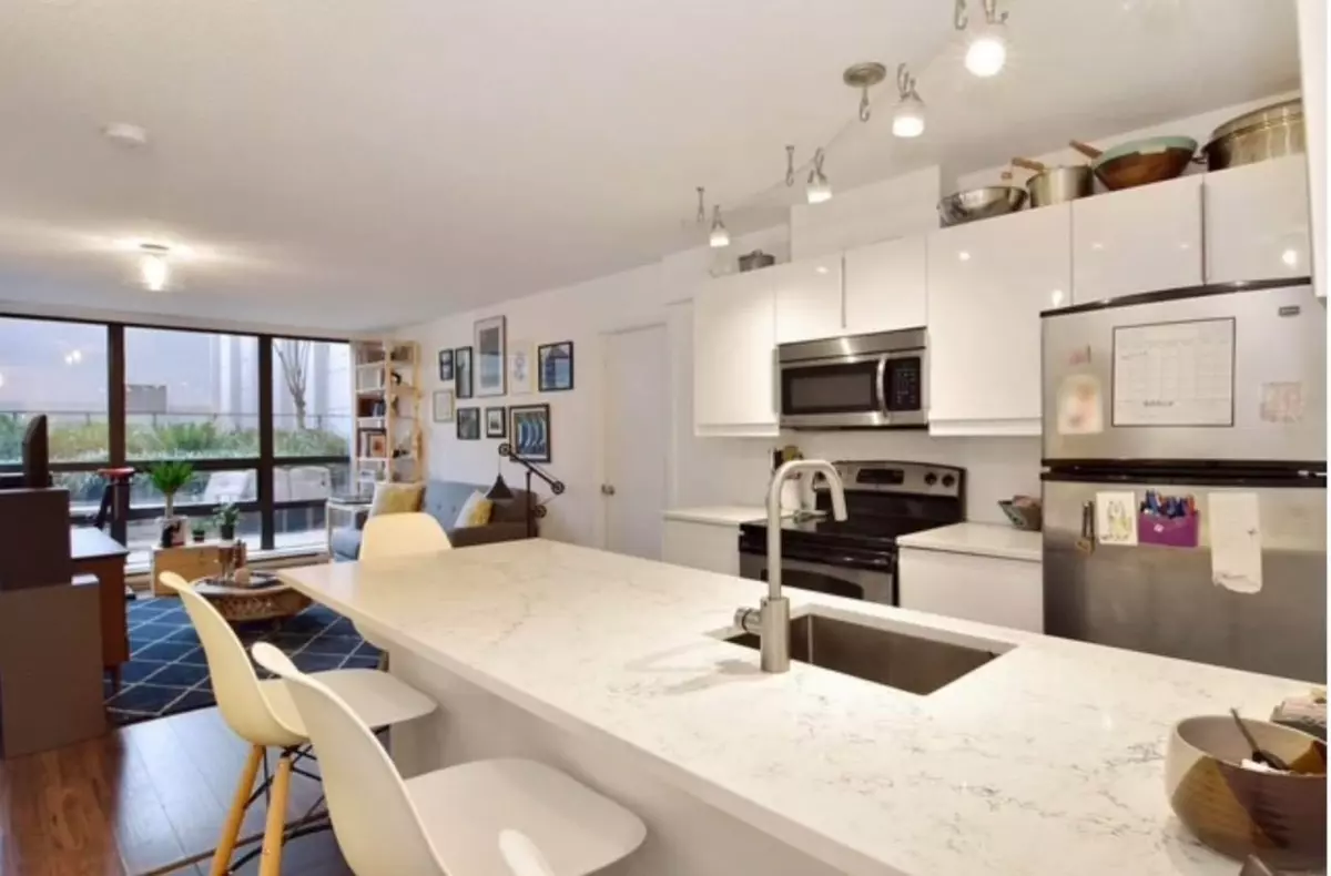 Living Room Photo of 409 933 Hornby Street, Vancouver, BC