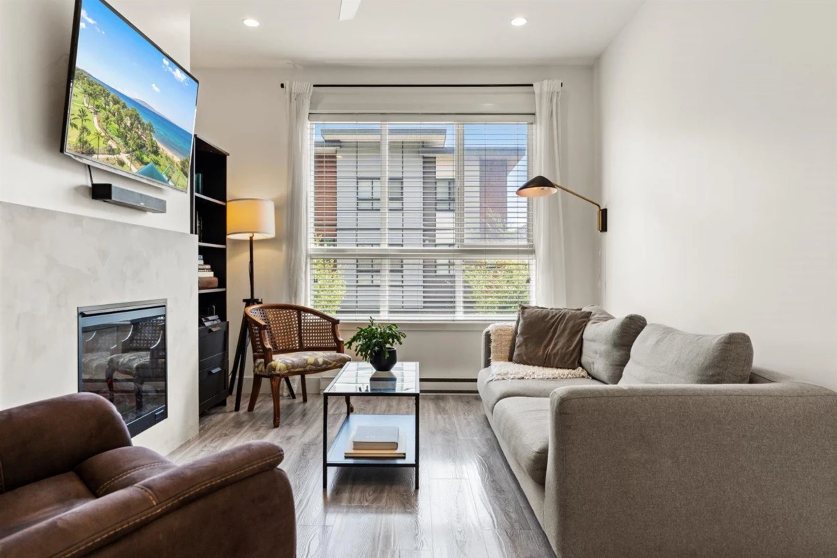 Family Room Photo of 6 1968 North Parallel Road, Abbotsford, BC