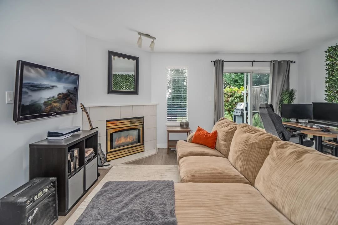 Living Room Photo of 53 32361 Mcrae Avenue, Mission, BC