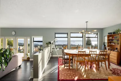 Kitchen Island Photo of 2346 Westhill Drive, West Vancouver, BC