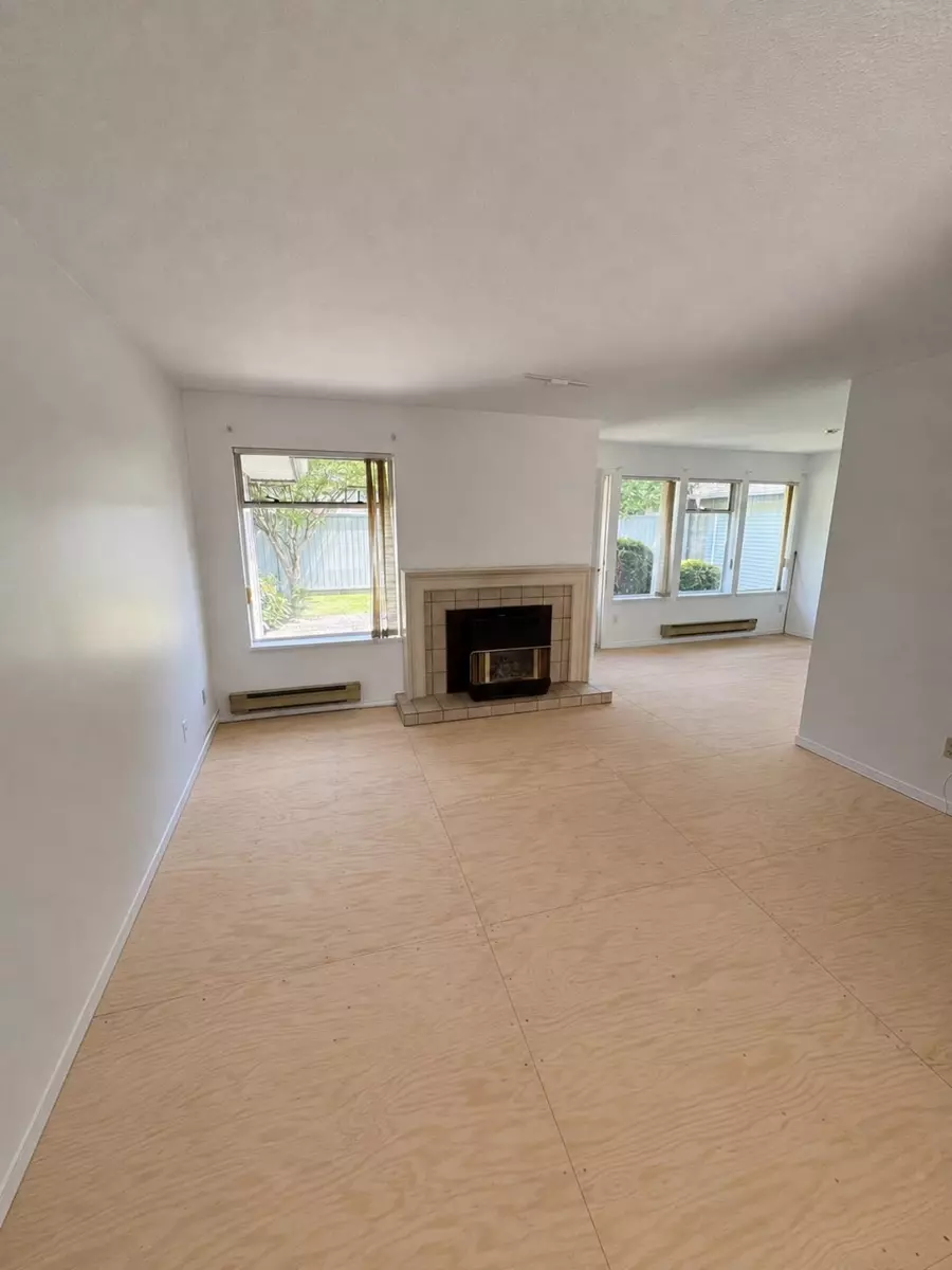 Family Room Photo of 118 14220 19a Avenue, Surrey, BC