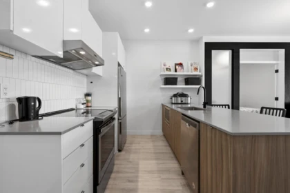 Kitchen Island Photo of 610 32828 Landeau Place, Abbotsford, BC