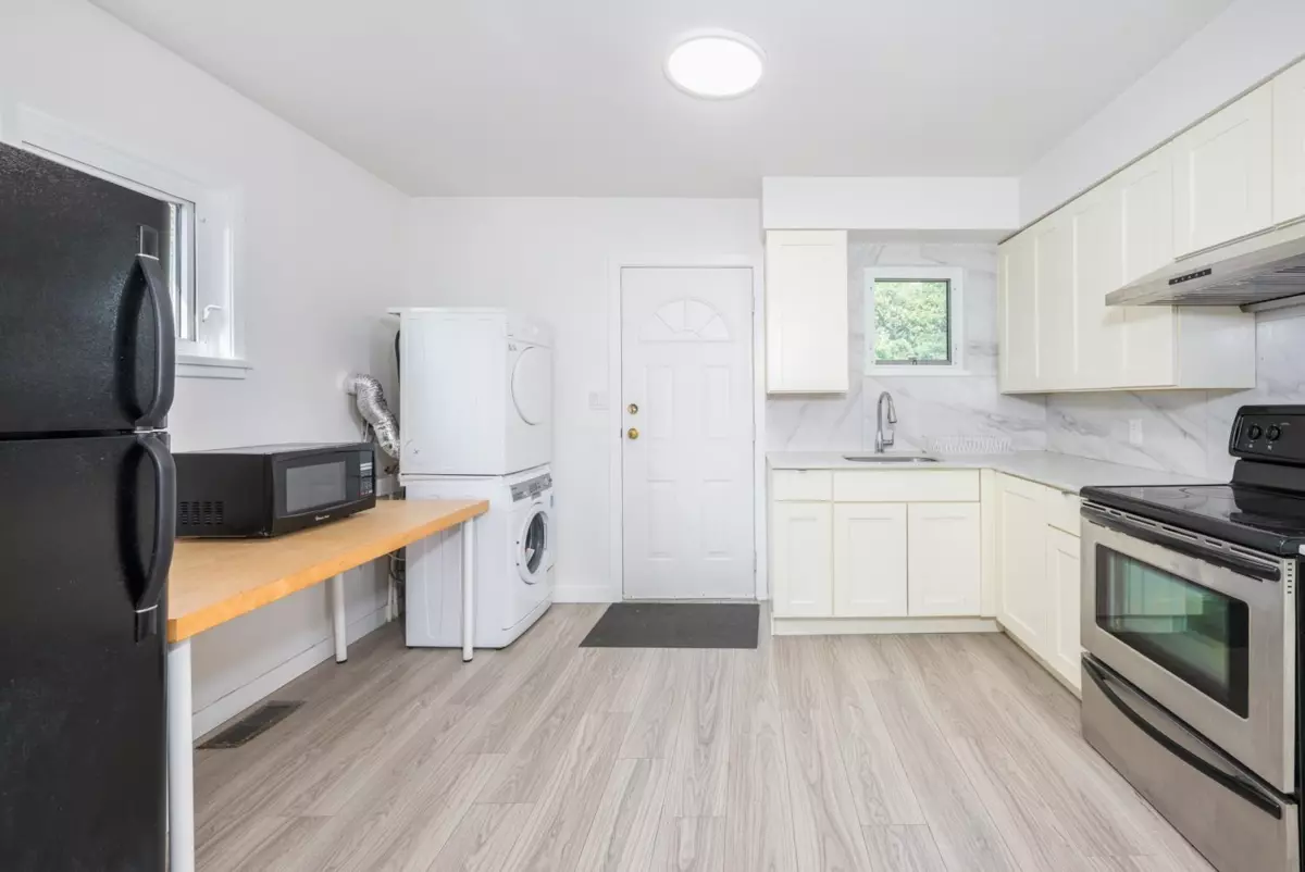 Dining Area Photo of 525 Sixteenth Street, New Westminster, BC