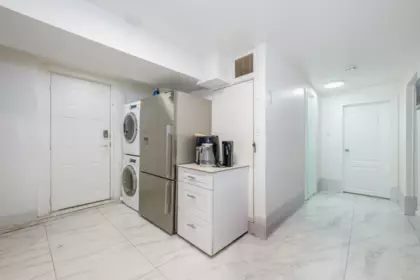 Guest Bathroom Photo of 525 Sixteenth Street, New Westminster, BC