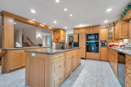 Kitchen Island Photo of 9385 173a Street, Surrey, BC