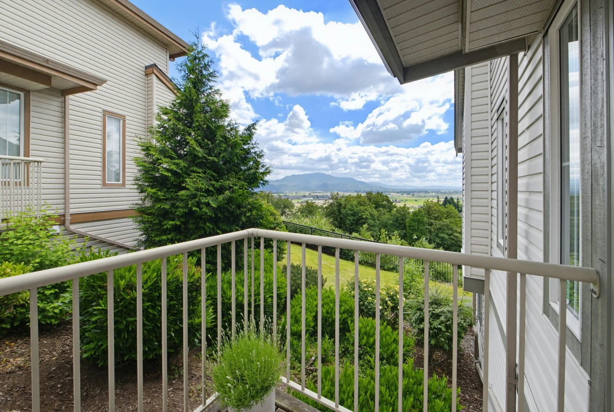Family Room Photo of 72 35287 Old Yale Road, Abbotsford, BC