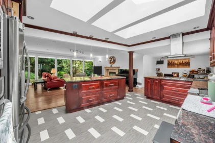 Kitchen Island Photo of 341 Rabbit Lane, West Vancouver, BC