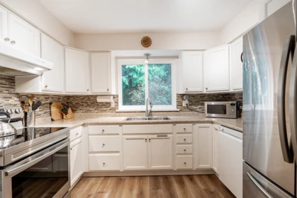 Breakfast Nook Photo of 15429 90 Avenue, Surrey, BC