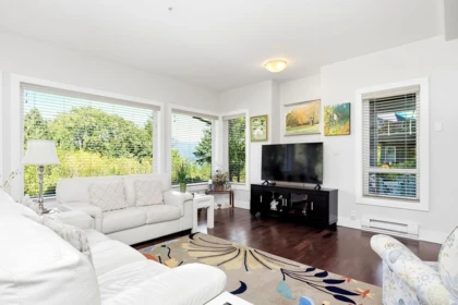 Kitchen Photo of 1 5778 Marine Way, Sechelt, BC