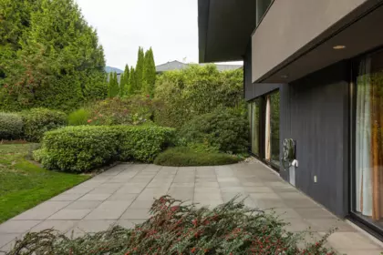 Garden / Landscaping Photo of 1015 Eyremount Drive, West Vancouver, BC