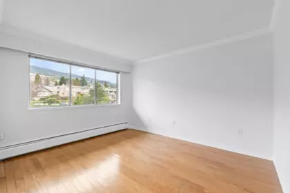 Hallway Photo of 203 150 24th Street, West Vancouver, BC