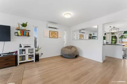 Kitchen Island Photo of 10306 167 Street, Surrey, BC