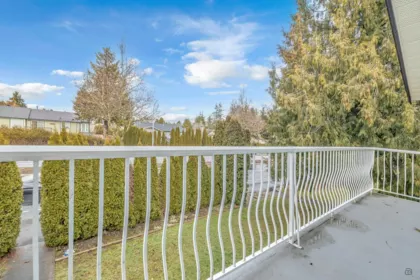 Kitchen Island Photo of 13052 64 Avenue, Surrey, BC