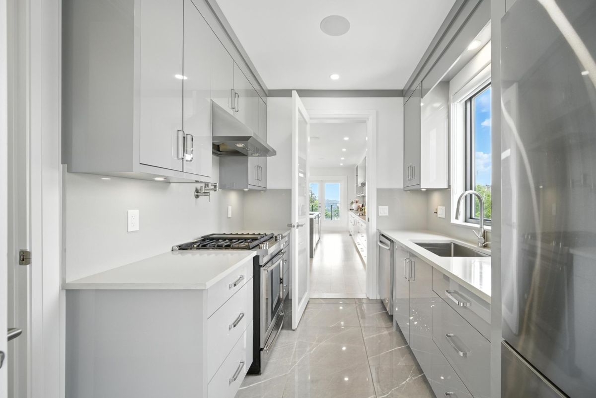 Guest Bathroom Photo of 2113 Dawes Hill Road, Coquitlam, BC