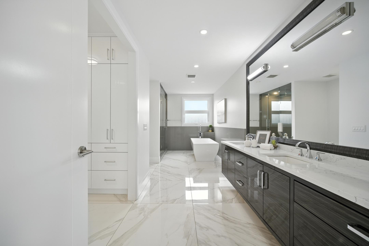 Hallway Photo of 2113 Dawes Hill Road, Coquitlam, BC