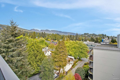 Hallway Photo of 903 1745 Esquimalt Avenue, West Vancouver, BC