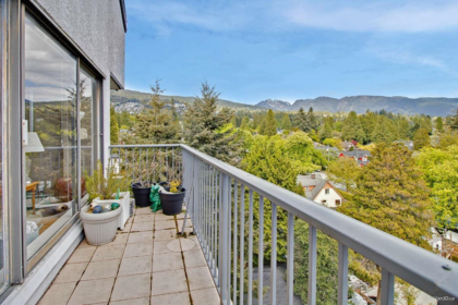 Staircase Photo of 903 1745 Esquimalt Avenue, West Vancouver, BC