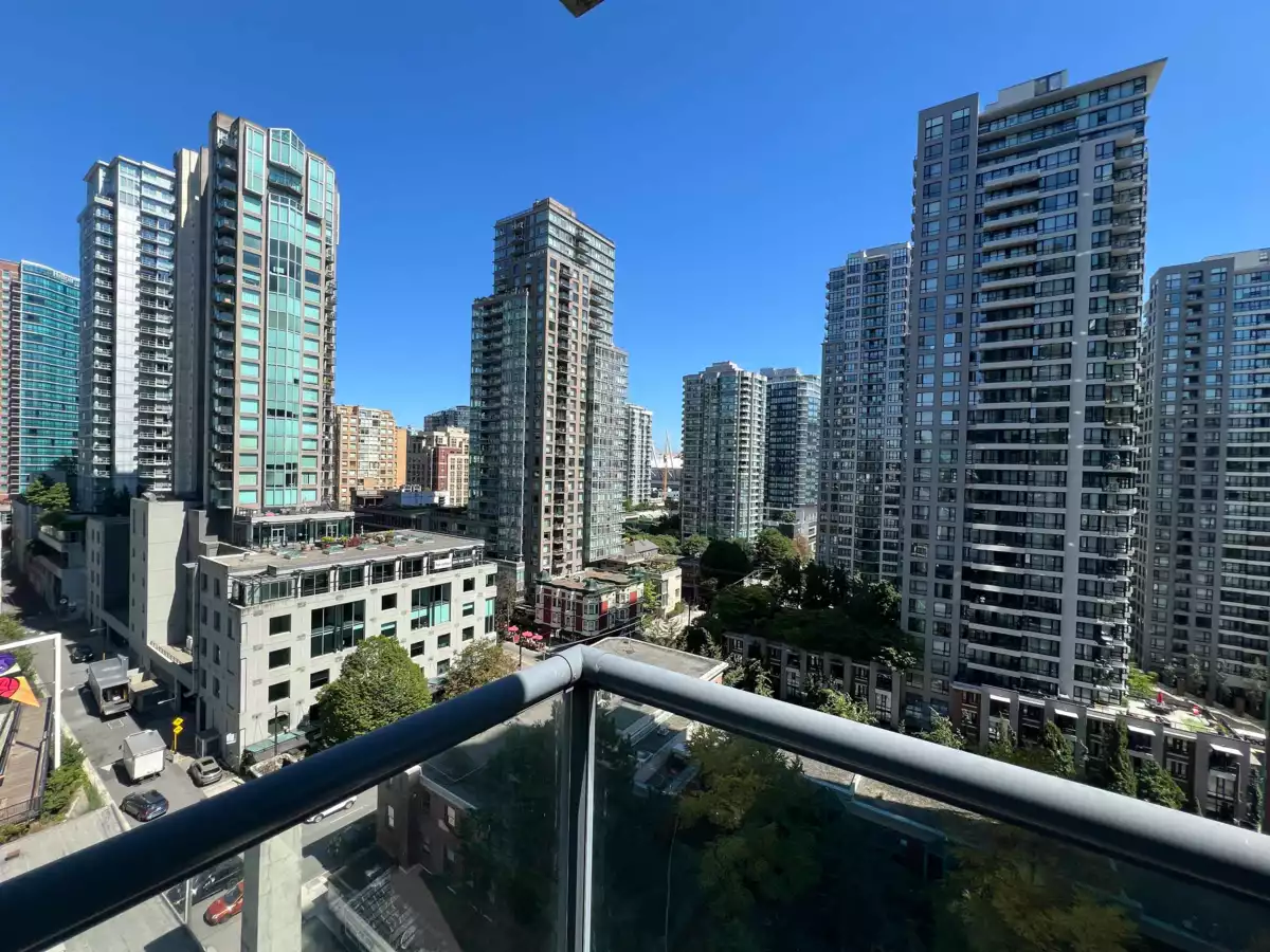 Kitchen Photo of 1203 928 Richards Street, Vancouver, BC